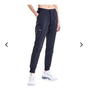 Under Armour Women's Sport Woven Jogger Pants. Size L. Great condition